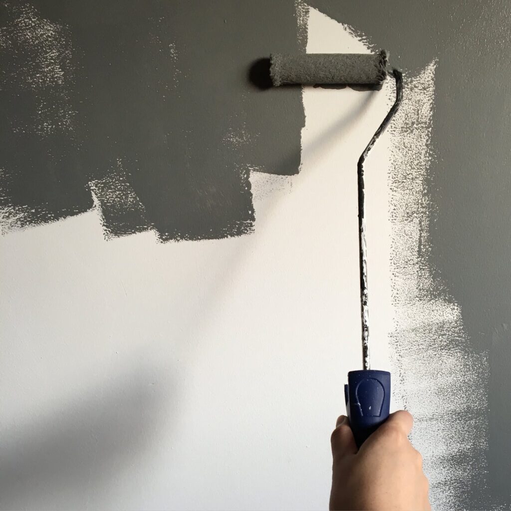 malerrulle maler grå farve på væg